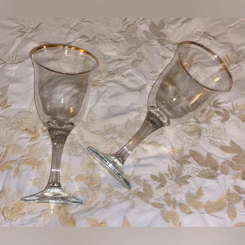 NWOT Gold Rimed Elegant Wine Glasses, Stunning Simple Design, Great Condition🍷🍷